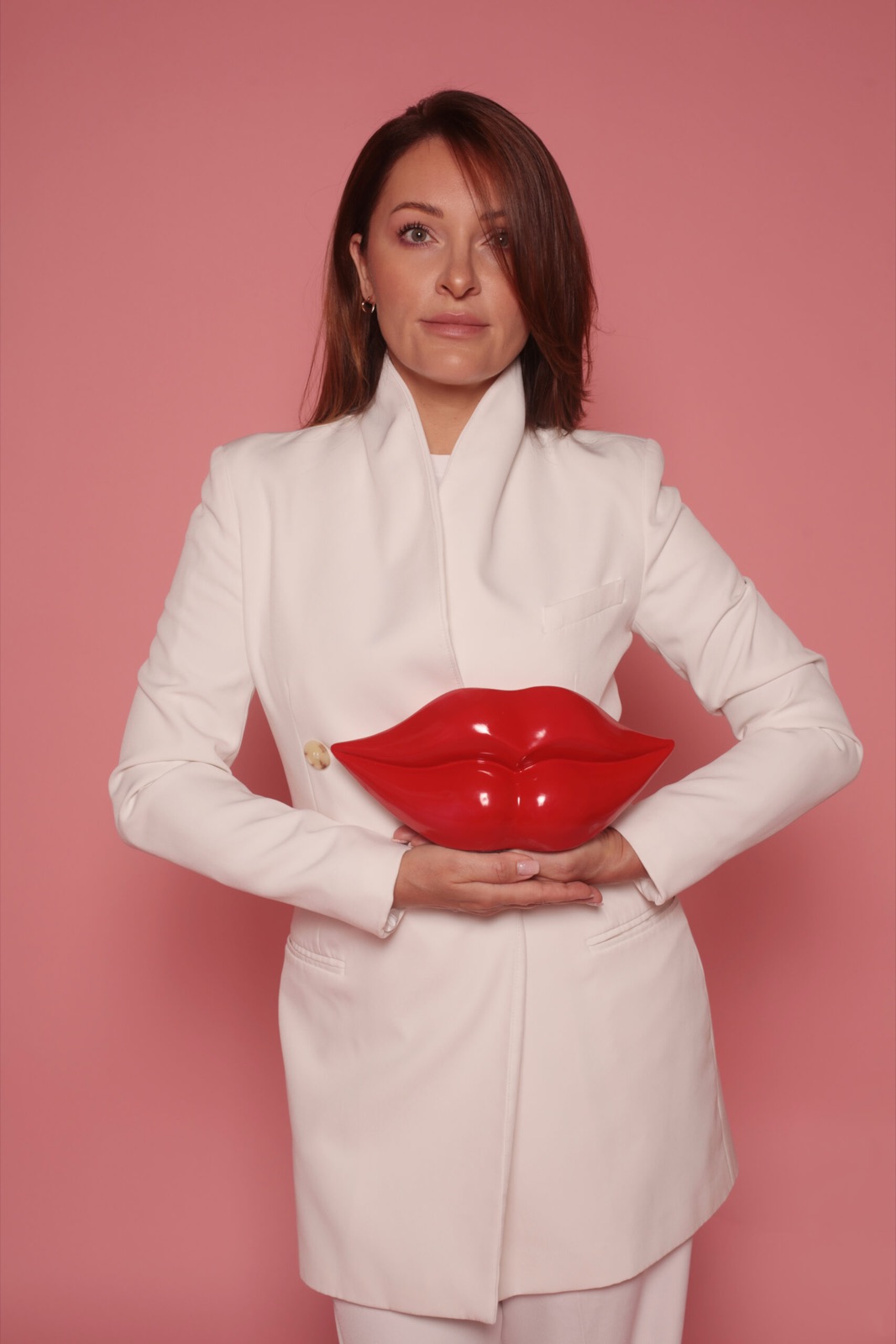 Joanna Kopera z czerwonymi ustami w dłoniach